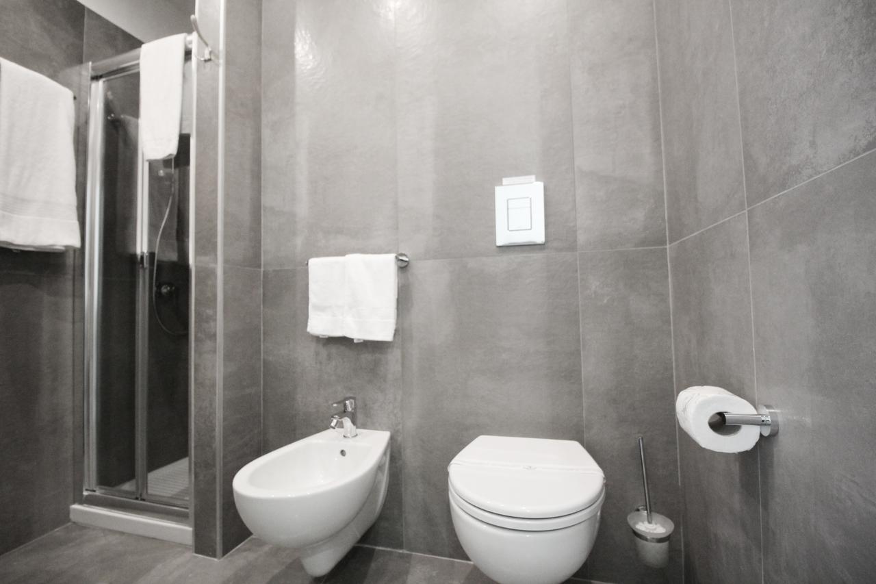 Toledostop Неаполь Экстерьер фото A modern bathroom with a bidet and toilet
