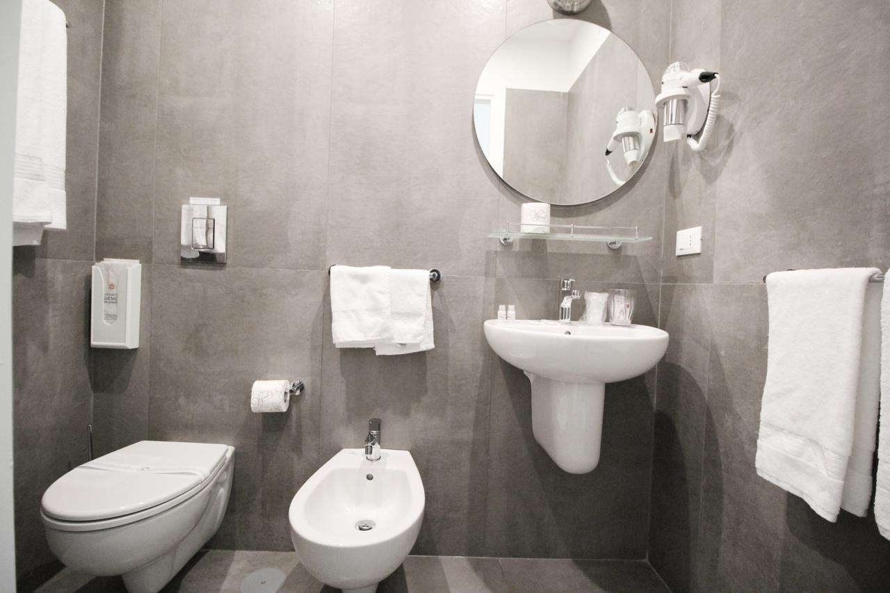 Toledostop Неаполь Экстерьер фото A bidet in a hotel bathroom